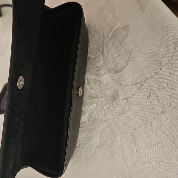 Guess Sunglasses With Case. - Picture 11 of 15